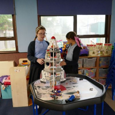 2 pupils playing